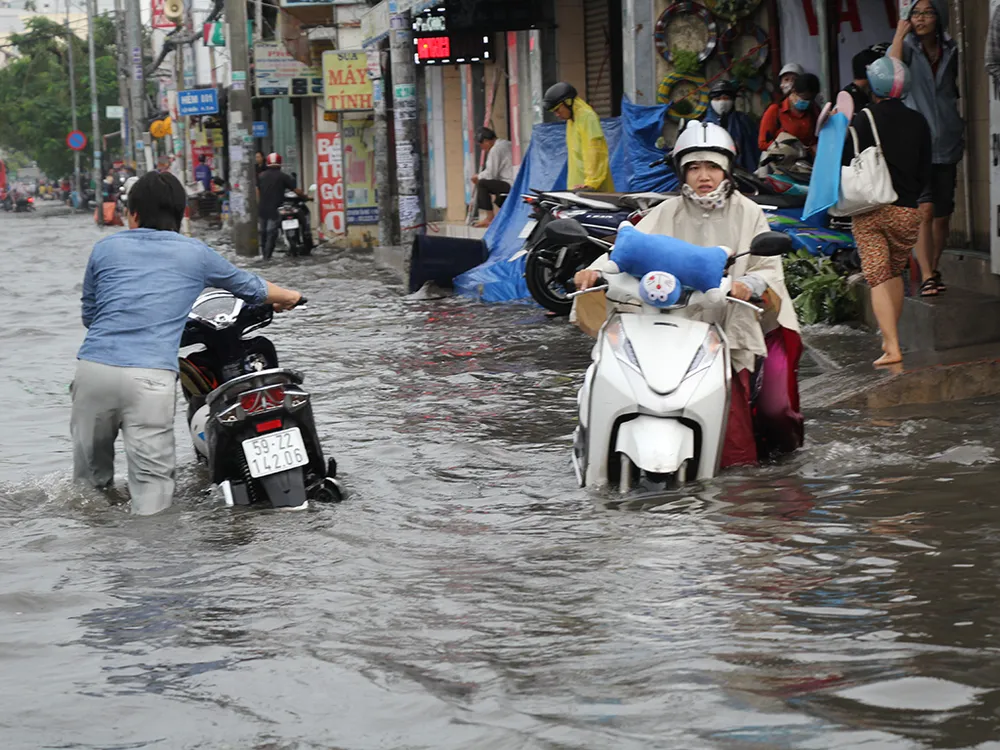 Mưa lớn,kẹt xe người dân bì bõm vượt ngập đi làm ảnh 1 Mưa lớn,kẹt xe người dân bì bõm vượt ngập đi làm ảnh 1